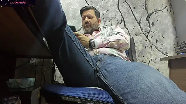 Snapshot of Maxi_TheBigDaddy chatting on September 11, 2025, 12:05 pm Maxi TheBigDaddy online show from September 11, 2025, 12:05 pm