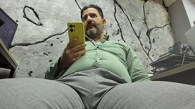 Snapshot of Maxi_TheBigDaddy chatting on October 21, 2025, 11:44 am Maxi TheBigDaddy online show from October 21, 2025, 11:44 am