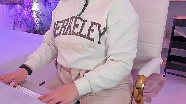 Snapshot of scarlet_miller1 chatting on November 11, 2025, 12:38 pm scarlet miller1 online show from November 11, 2025, 12:38 pm