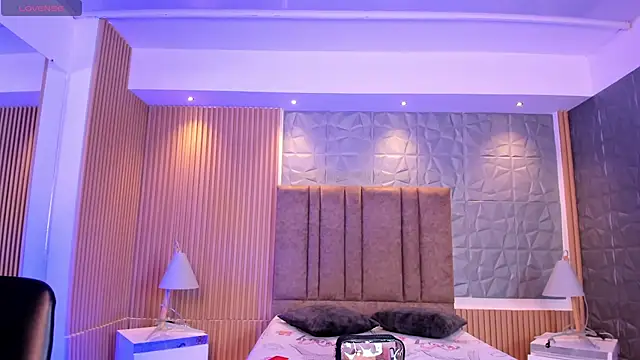 charlottewhitte online show from October 30, 2025, 11:22 am