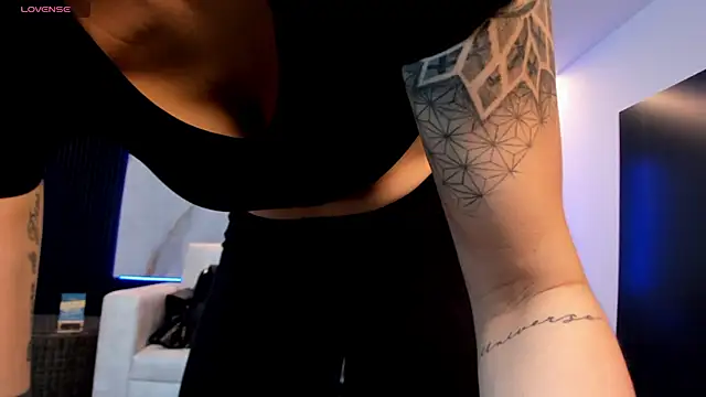 charlottewhitte online show from February 10, 2026, 11:58 am