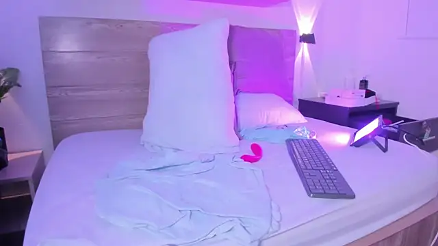 izaro22 online show from October 25, 2025, 4:13 pm