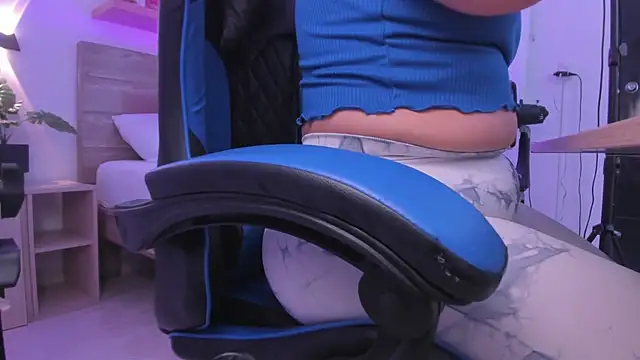 izaro22 online show from November 15, 2025, 12:34 pm