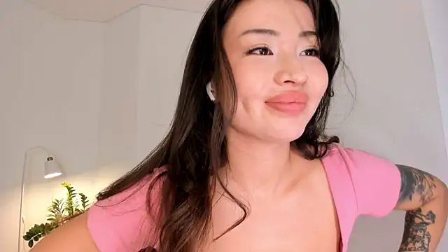 kawaii mia online show from October 10, 2025, 3:44 pm