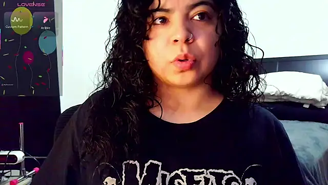 kimmiakiss22 online show from November 25, 2025, 7:03 pm