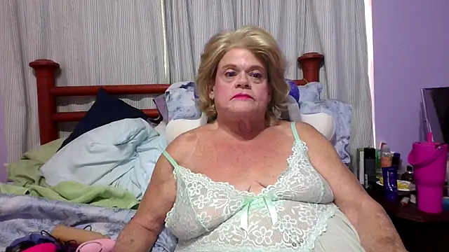 Snapshot of BigClitMelody chatting on September 23, 2025, 6:33 pm BigClitMelody online show from September 23, 2025, 6:33 pm