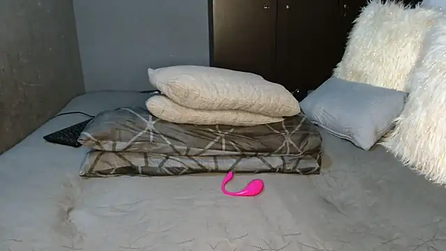 CURVEYDOLLXX online show from January 7, 2025, 1:57 pm