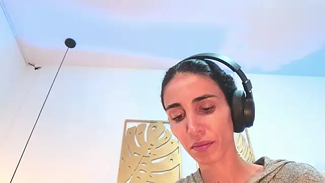 Nina Cavaali online show from October 8, 2025, 6:16 pm