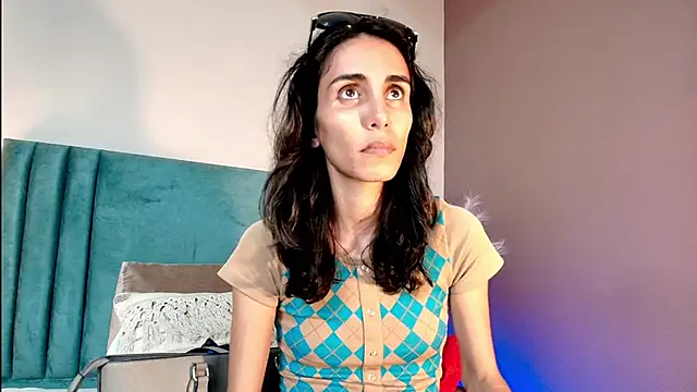 Nina Cavaali online show from October 28, 2025, 6:10 pm