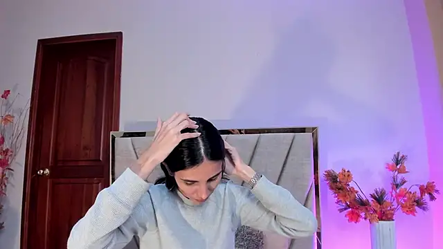 Nina Cavaali online show from November 13, 2025, 6:18 pm