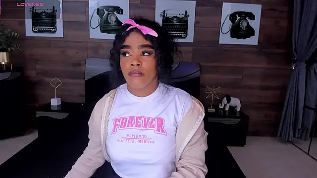 Briana Wells  online show from July 4, 2026, 12:33 pm