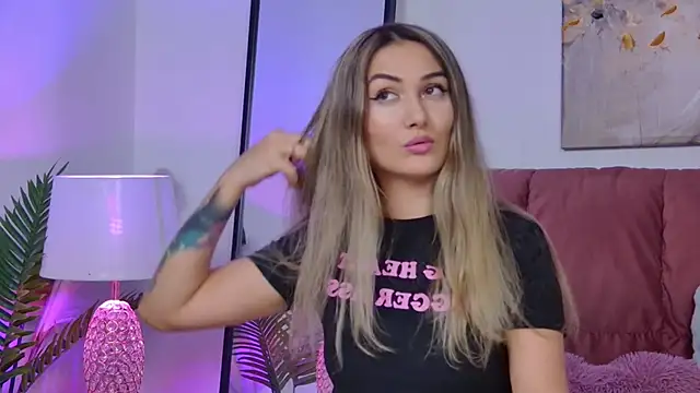 NicolLopeze online show from October 10, 2025, 4:06 pm