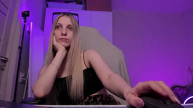 Anna Fink online show from March 8, 2026, 8:01 pm