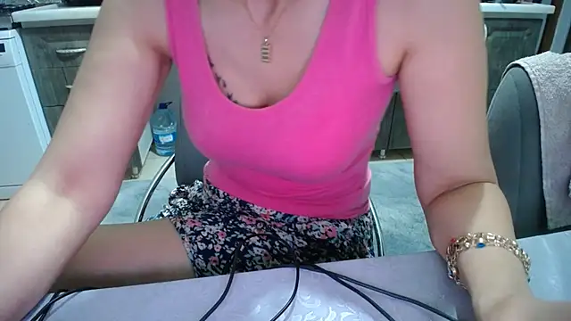 Snapshot of AmazingBitch chatting on June 19, 2026, 5:50 pm AmazingBitch online show from June 19, 2026, 5:50 pm