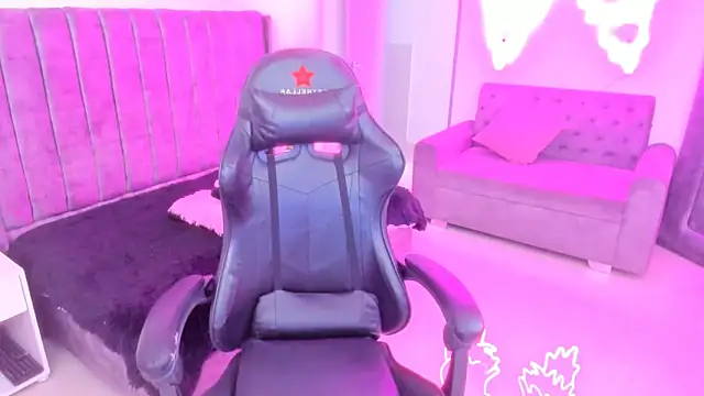 xiomara  cortes online show from November 10, 2025, 7:24 pm