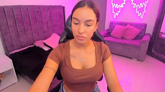 xiomara  cortes online show from November 14, 2025, 7:45 pm