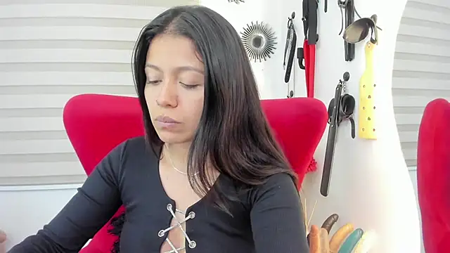 julieta evans  online show from October 6, 2025, 11:13 pm