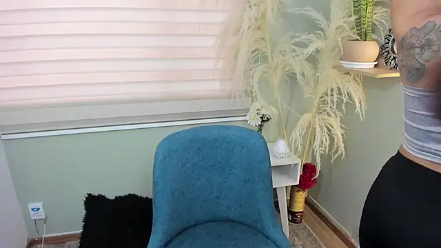 julieta evans  online show from November 13, 2025, 9:58 pm