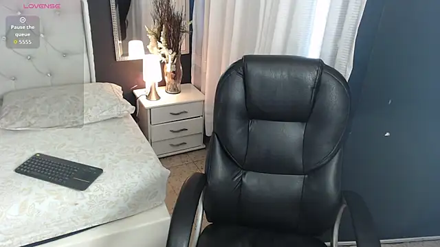 LiaVillalobos online show from October 18, 2025, 1:45 pm