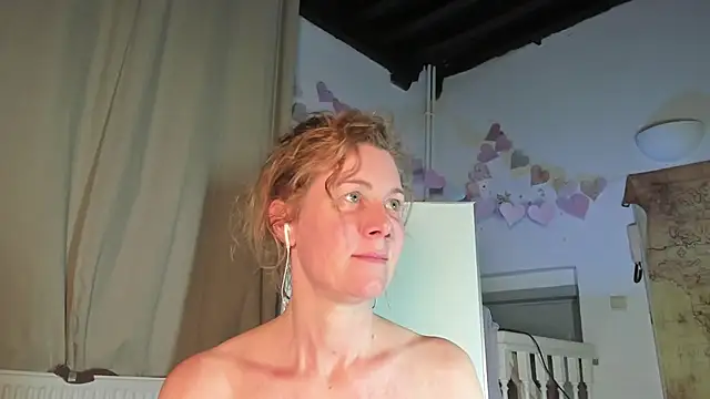 Lola Belgium online show from March 22, 2025, 8:04 pm