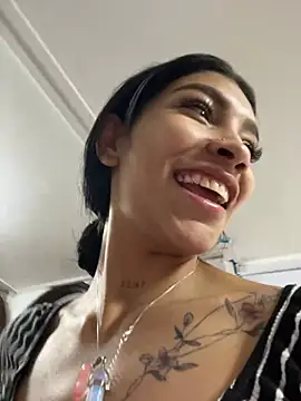 Snapshot of LauraAristizabal chatting on December 17, 2024, 1:27 pm LauraAristizabal online show from December 17, 2024, 1:27 pm