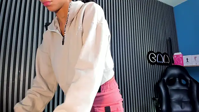 Snapshot of LauraAristizabal chatting on February 21, 2025, 3:54 pm LauraAristizabal online show from February 21, 2025, 3:54 pm