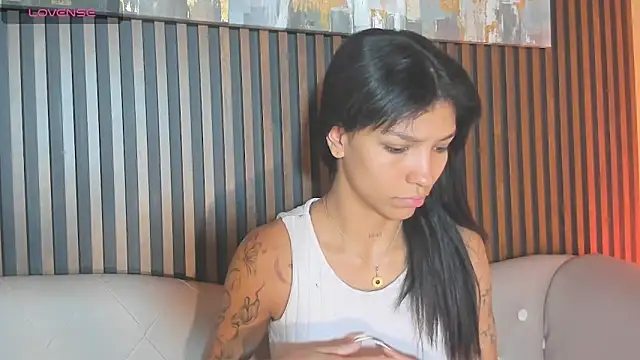 Snapshot of LauraAristizabal chatting on October 5, 2025, 12:36 pm LauraAristizabal online show from October 5, 2025, 12:36 pm