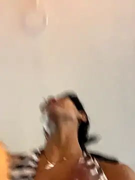 Snapshot of LauraAristizabal chatting on October 7, 2025, 12:46 pm LauraAristizabal online show from October 7, 2025, 12:46 pm