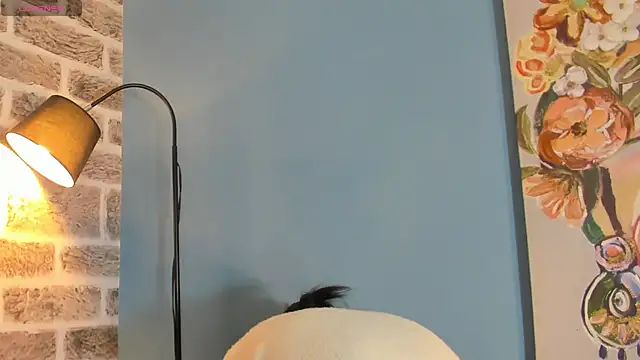 Snapshot of LauraAristizabal chatting on October 12, 2025, 12:37 pm LauraAristizabal online show from October 12, 2025, 12:37 pm