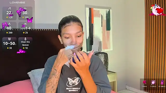 Snapshot of LauraAristizabal chatting on October 14, 2025, 12:50 pm LauraAristizabal online show from October 14, 2025, 12:50 pm