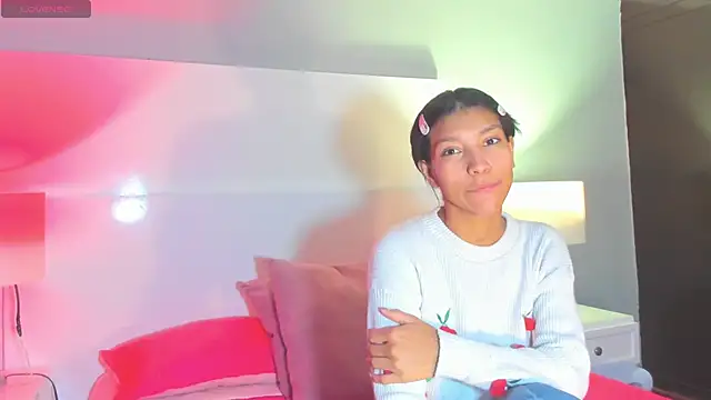 Snapshot of LauraAristizabal chatting on October 16, 2025, 12:50 pm LauraAristizabal online show from October 16, 2025, 12:50 pm