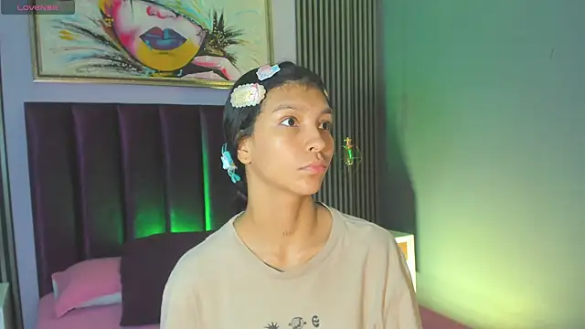 Snapshot of LauraAristizabal chatting on October 24, 2025, 12:34 pm LauraAristizabal online show from October 24, 2025, 12:34 pm