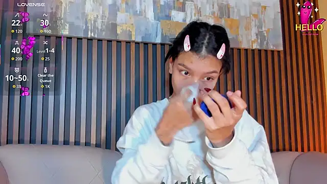 Snapshot of LauraAristizabal chatting on November 15, 2025, 12:34 pm LauraAristizabal online show from November 15, 2025, 12:34 pm