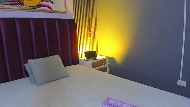 LauraAristizabal online show from April 12, 2026, 12:43 pm