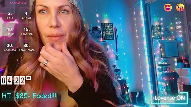 Snapshot of EmmaIsHere chatting on December 27, 2024, 11:21 pm EmmaIsHere online show from December 27, 2024, 11:21 pm