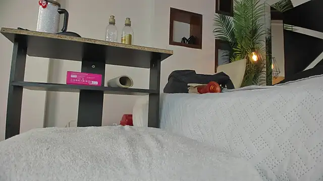 candy sweet  online show from October 8, 2025, 7:11 pm