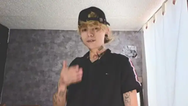 Snapshot of AcidMilo chatting on October 10, 2025, 7:13 pm AcidMilo online show from October 10, 2025, 7:13 pm