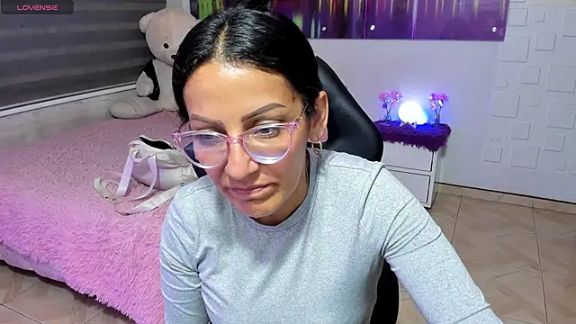Snapshot of alma_blue chatting on May 28, 2026, 11:35 pm alma blue online show from May 28, 2026, 11:35 pm