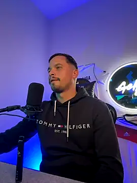 Snapshot of Jonkitzler1 chatting on December 1, 2025, 5:07 pm Jonkitzler1 online show from December 1, 2025, 5:07 pm