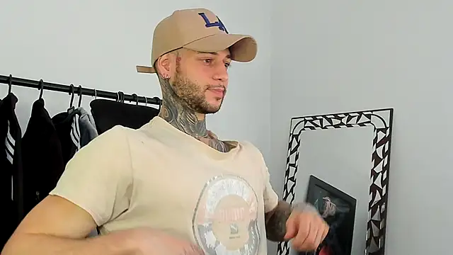  jamesleandros1 online show from December 13, 2025, 7:53 pm