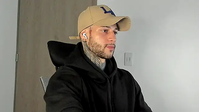  jamesleandros1 online show from December 22, 2025, 1:13 am