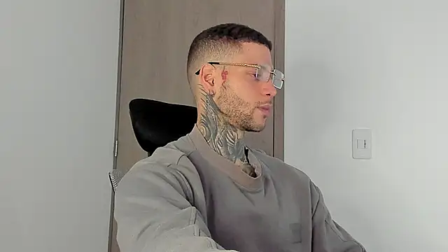  jamesleandros1 online show from January 15, 2026, 12:10 pm