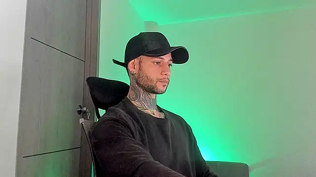  jamesleandros1 online show from June 6, 2026, 6:34 pm