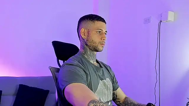  jamesleandros1 online show from June 23, 2026, 11:25 pm