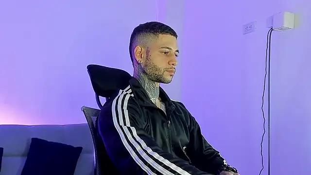  jamesleandros1 online show from June 25, 2026, 2:22 am