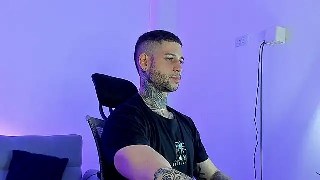  jamesleandros1 online show from June 25, 2026, 11:42 pm