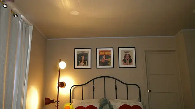 julesbennet online show from March 11, 2025, 1:45 pm