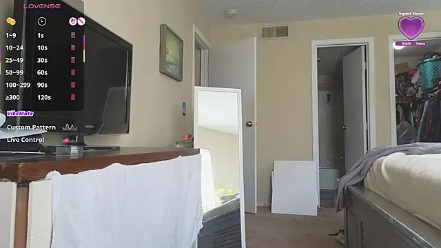 LoveSaraChristine online show from November 19, 2025, 6:52 pm