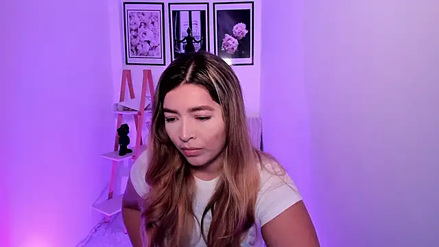 sofihill01 online show from October 7, 2025, 7:22 pm