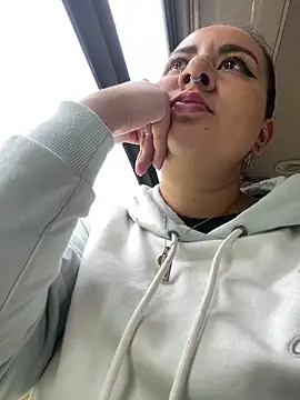 Abril Luv online show from February 17, 2025, 12:38 pm